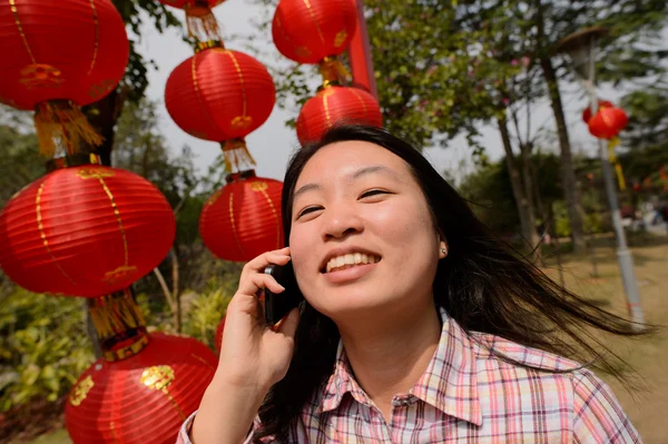 Frau telefoniert mit Handy — Stockfoto