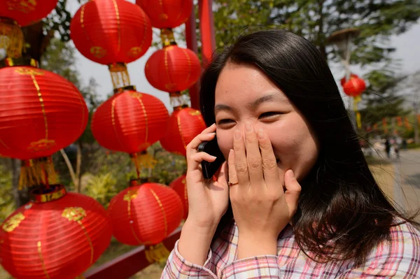 携帯電話で話す女 — ストック写真