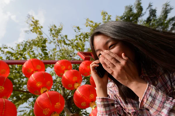 Woman talking on cell phone — Stock Photo, Image