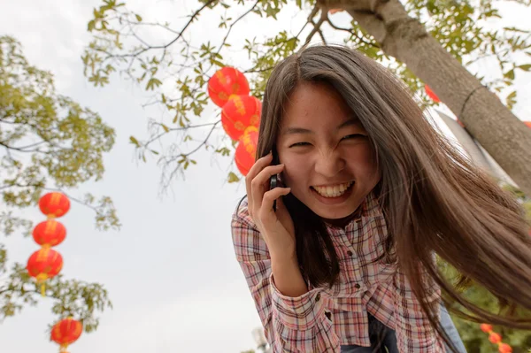 Woman talking on cell phone — Stock Photo, Image