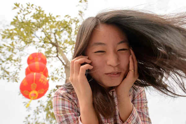 Frau telefoniert mit Handy — Stockfoto