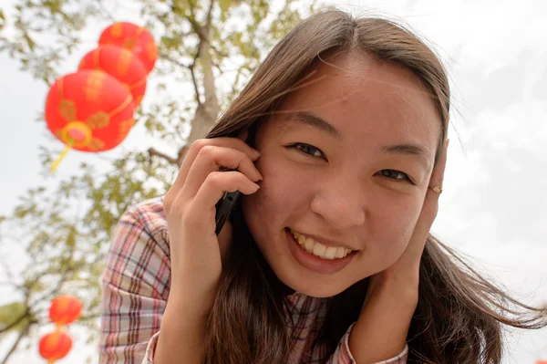 Frau telefoniert mit Handy — Stockfoto