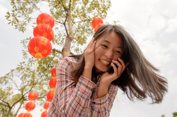 Kvinna pratar på mobiltelefon — Stockfoto