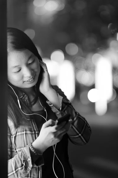 Femme écouter de la musique — Photo