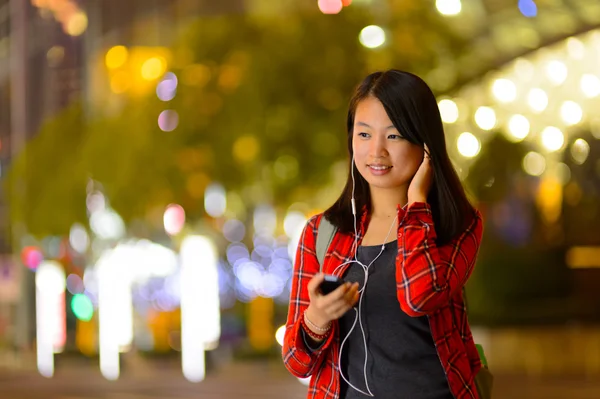 音楽を聴いている女性 — ストック写真