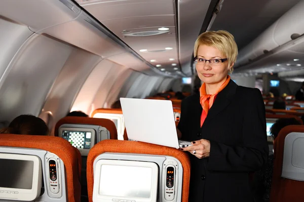 Femme d'affaires posant dans un avion à réaction — Photo