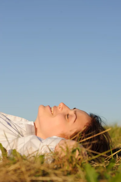 Mujer acostada en la hierba verde — Foto de Stock