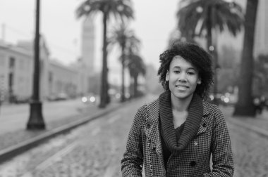 San Francisco içinde yürüyen genç kadın