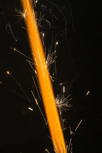 Orangefarbene Flamme mit Funken — Stockfoto