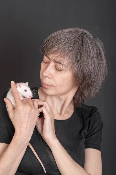 Mujer sosteniendo una joven rata doméstica — Foto de Stock