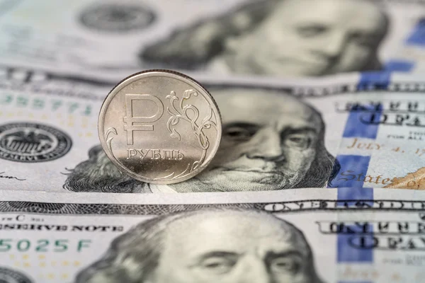 Bir Rublesi sikke üzerinde dolar — Stok fotoğraf