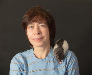 kadın evde beslenen hayvan iri fare ile