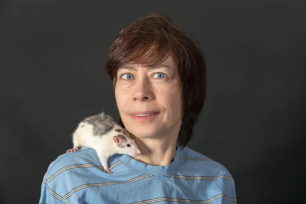 Femme avec rat animal de compagnie — Photo