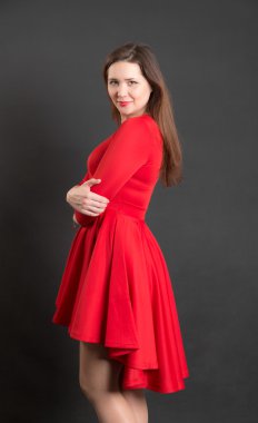 Kırmızı elbiseli kız.