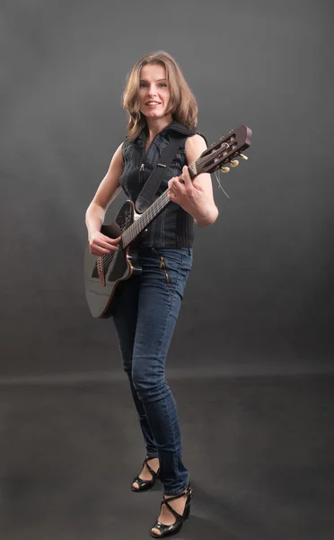 Femme avec une guitare — Photo