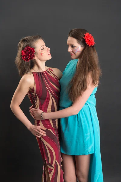 明るい化粧品で 2 人の女性 — ストック写真