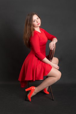 Kırmızı elbiseli kız.