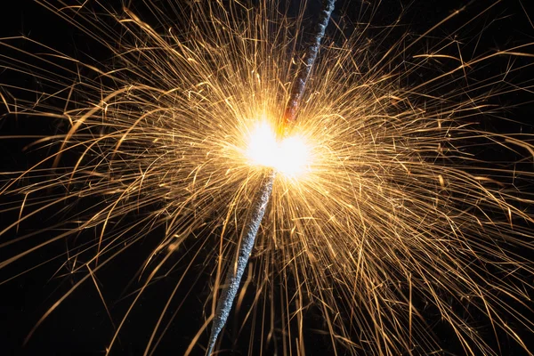 Yanan ateşi ile lots-in sparks — Stok fotoğraf