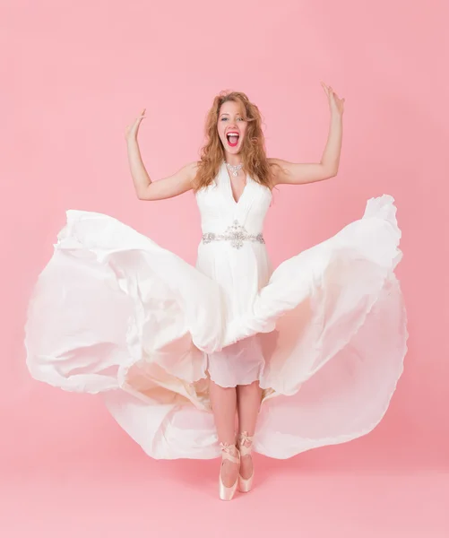 Menina alegre em um vestido branco — Fotografia de Stock