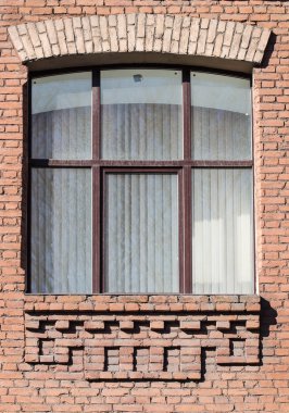 tuğla ev penceresinde