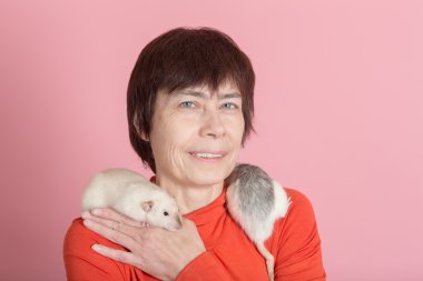 evde beslenen hayvan rats kadınla