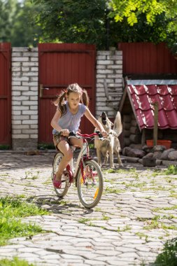 yazlık bahçesinde kız