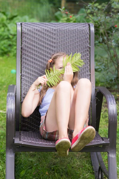 Дівчина сидить у кріслі — стокове фото