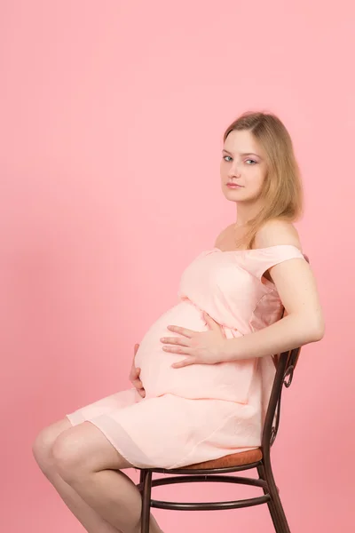 Femme enceinte dans une robe rose — Photo