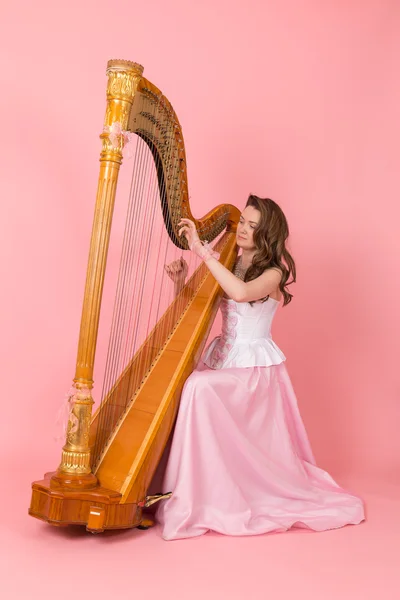 Menina tocando a harpa — Fotografia de Stock