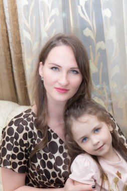 küçük kızı ile anne