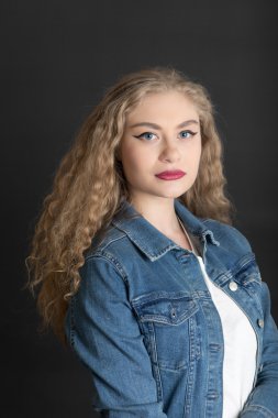 Sarışın, uzun saçlı.