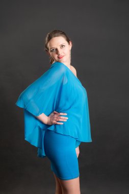 Siyah arka planda bir kız