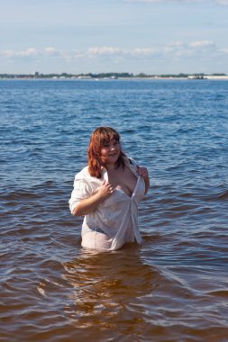 Kız ıslak Beyaz gömlekli