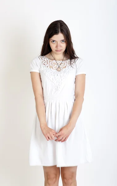 Chica en un vestido blanco — Foto de Stock