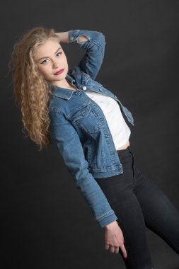 Kız bir kot ceket
