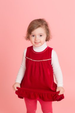 kız pembe bir arka plan üzerinde