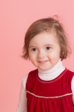 Gülümseyen bir kızın portresi