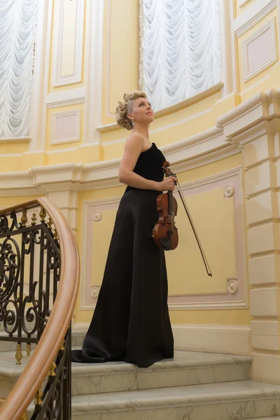 Fille avec un violon — Photo