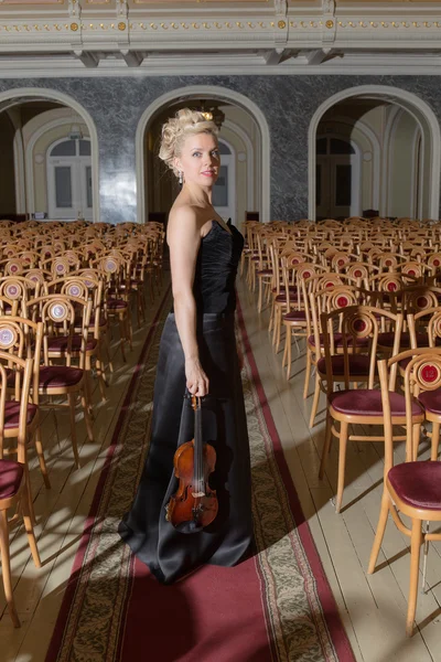 Girl with violin after the concert — Stock Photo, Image