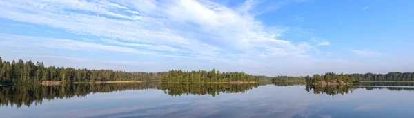 Озеро в літній день — стокове фото