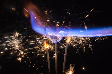 siyah bir arka plan üzerinde yol açtı