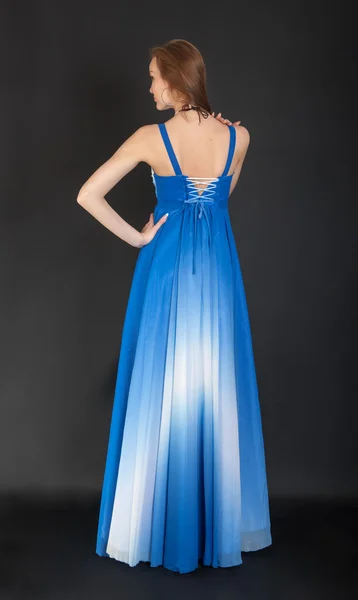 Дівчина в блакитній вечірній сукні — стокове фото