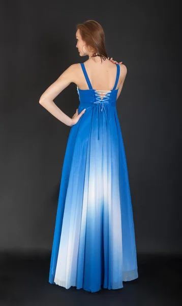 Mädchen im blauen Abendkleid — Stockfoto