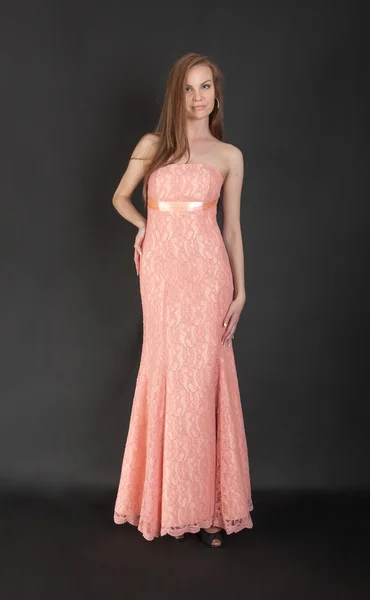 Menina em um vestido de noite rosa — Fotografia de Stock