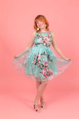 Kızıl saçlı kız.