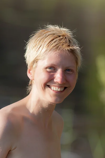 游泳后快乐的女人 — 图库照片