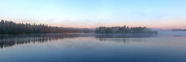 Утренний туман на озере — стоковое фото