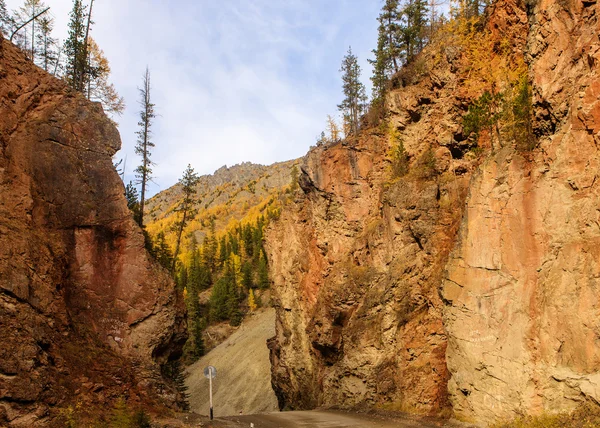 Dağlarda yol — Stok fotoğraf