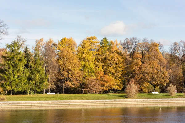 Promenáda v podzimním parku — Stock fotografie