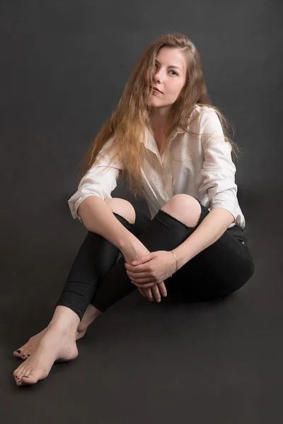 Porträt eines sitzenden Mädchens — Stockfoto